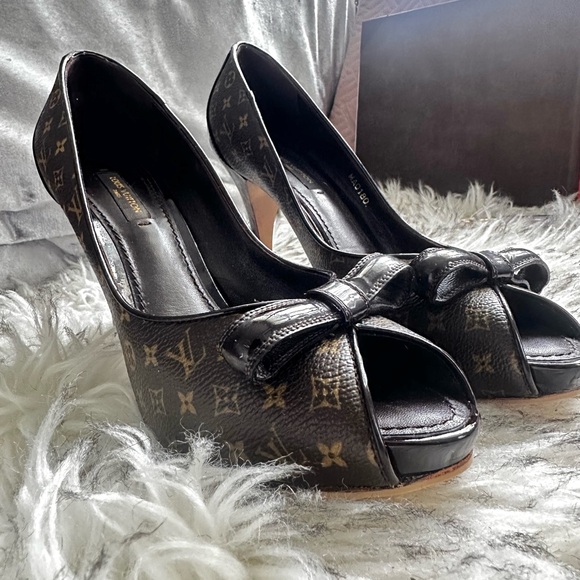 Louis Vuitton Vintage Monogram Pumps - Picture 2 of 5